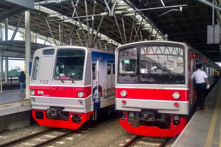 KAI-KRL-Buatan-Dalam-Negeri-3-4